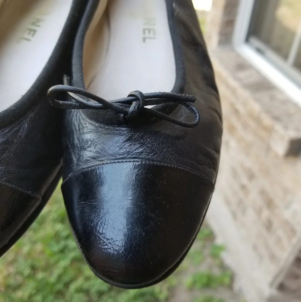 CHANEL Black Leather Cap-Toe Ballet Flats